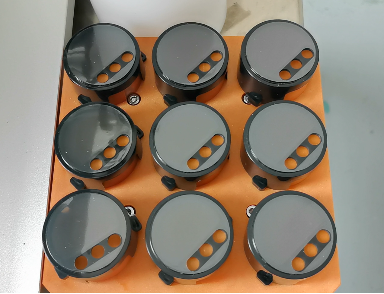 解決三大痛點：塑膠蓋子貼膜機的技術(shù)突破，效率提升8倍