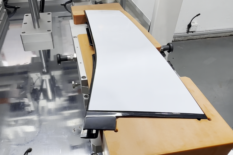 效率與品質(zhì)雙引擎：貼膜機(jī)如何助力我們通過(guò)汽車(chē)供應(yīng)商門(mén)檻